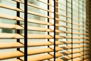 How to choose between roller vs Venetian blinds in Dubai