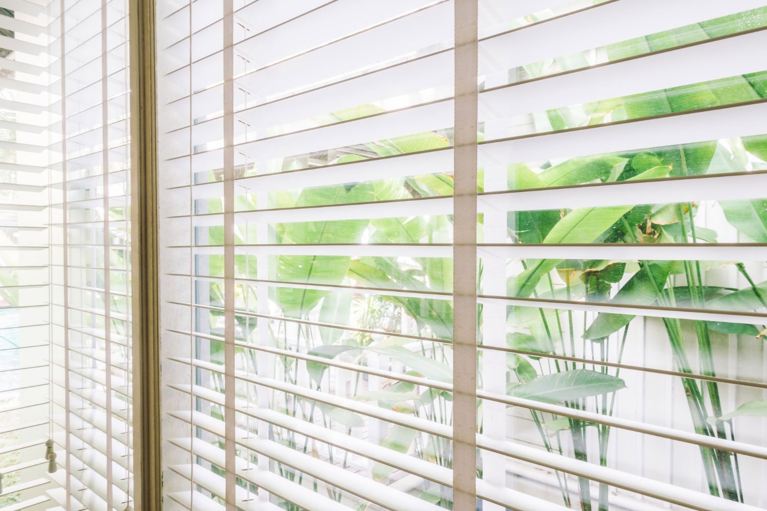 How blinds fitting can reduce energy costs in Dubai